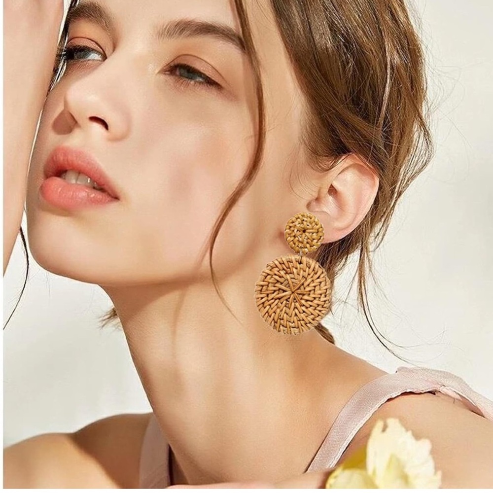 🍂 Woven Rattan Earrings - Natural Brown